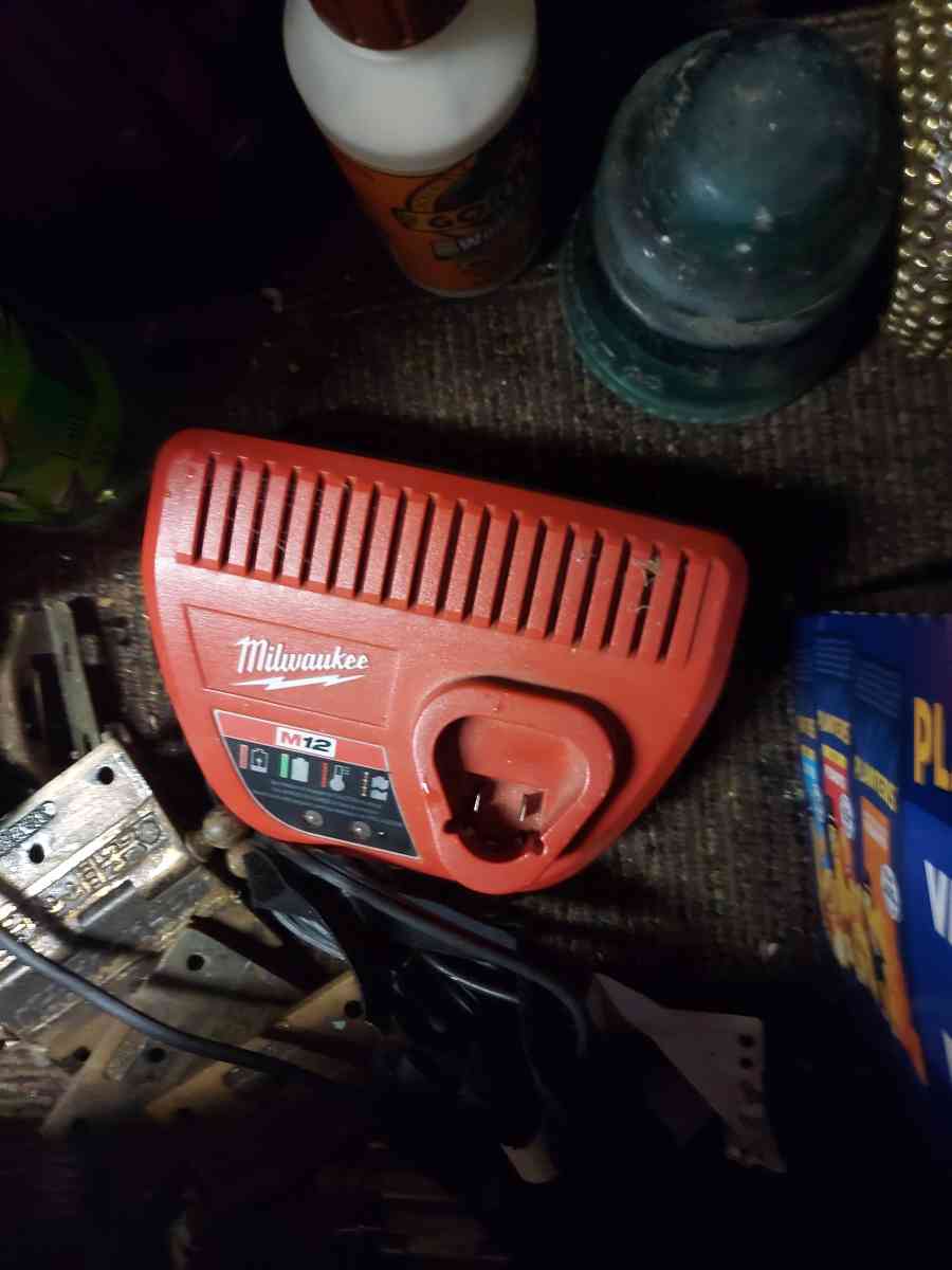 Milwaukee charger - Frankfort, Indiana