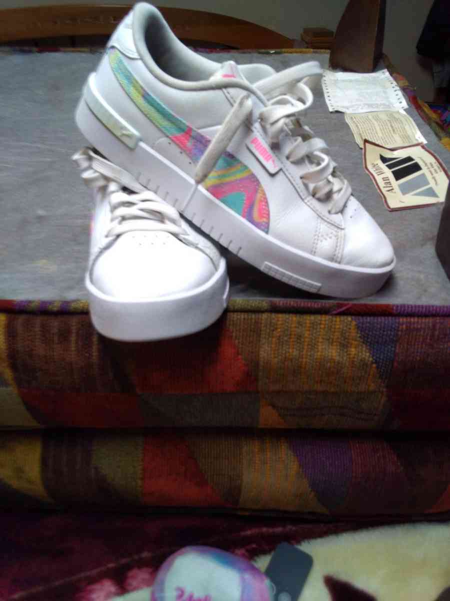 several different size shoes - Alexandria, Kentucky - FleaMarketBay