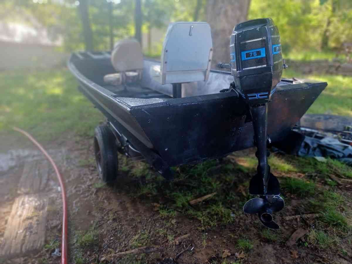flatbottom boat 2 stroke - Heber Springs, Arkansas - FleaMarketBay