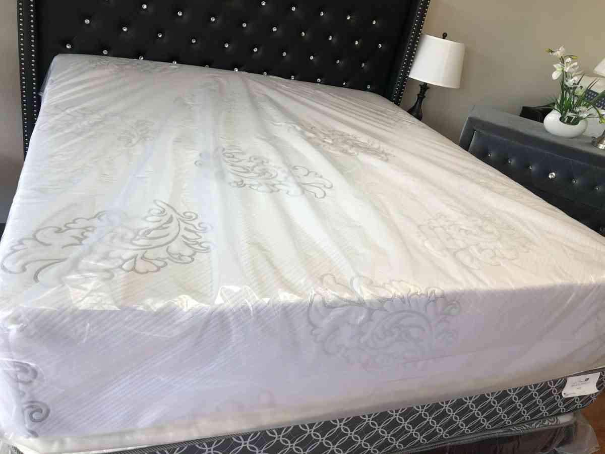 Mattress with box spring and bed frame - Dallas, Texas - FleaMarketBay