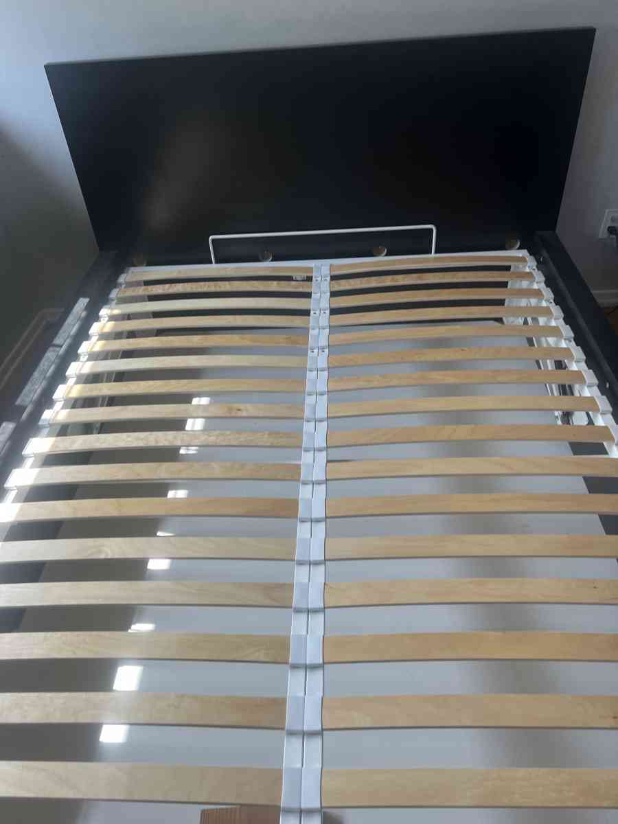 queen bed frame - Tarzana, California - FleaMarketBay