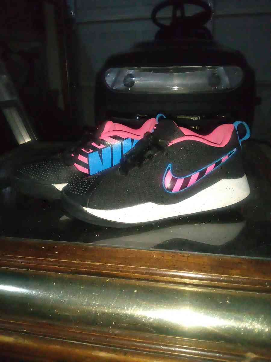 womens Nike Team hustle quick 2 black hot pink running shoes - Belleville, Illinois - FleaMarketBay
