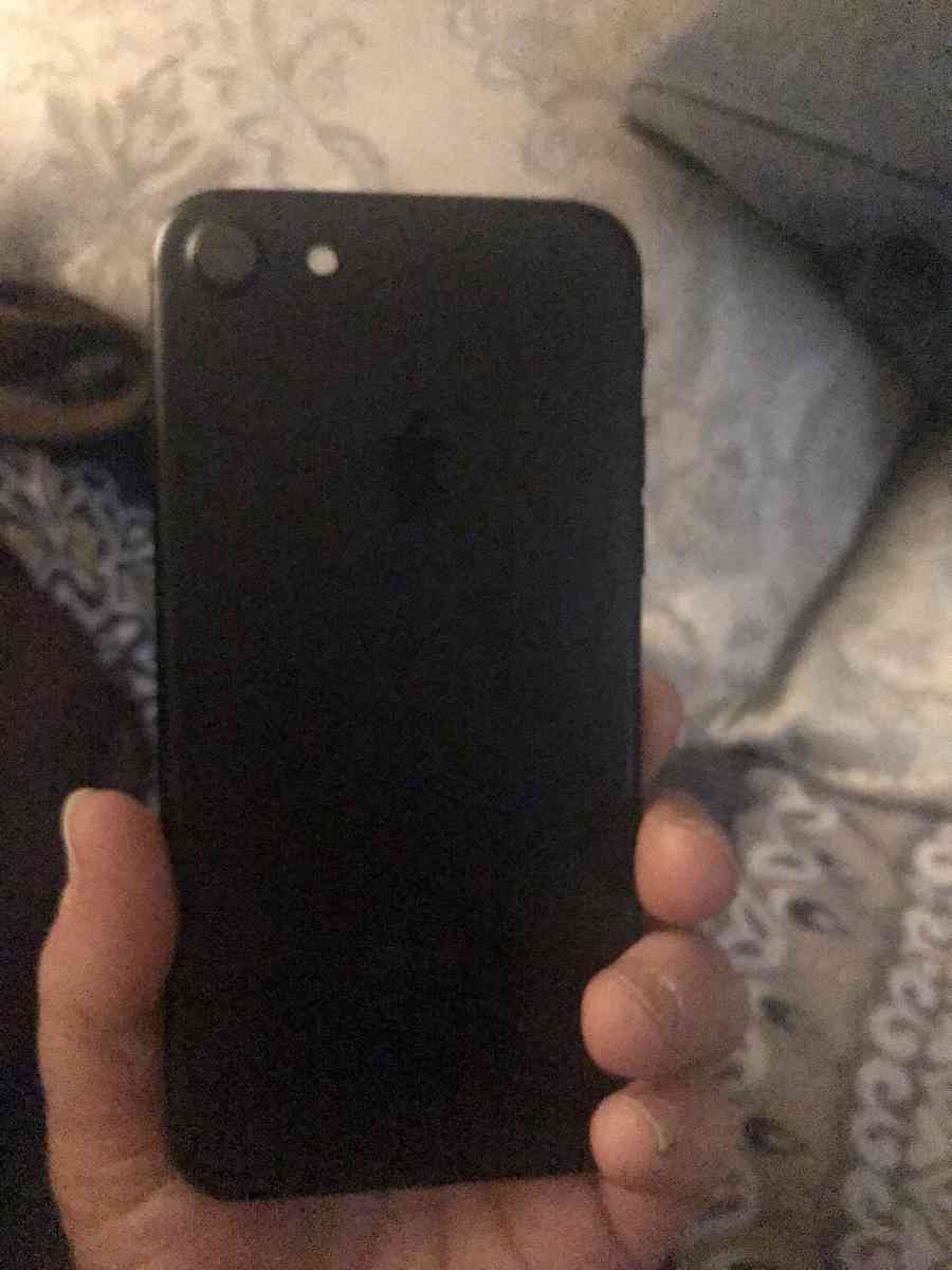 iPhone 7 32GB and unlocked and already reset and ready to go - Saint Peters, Missouri - FleaMarketBay