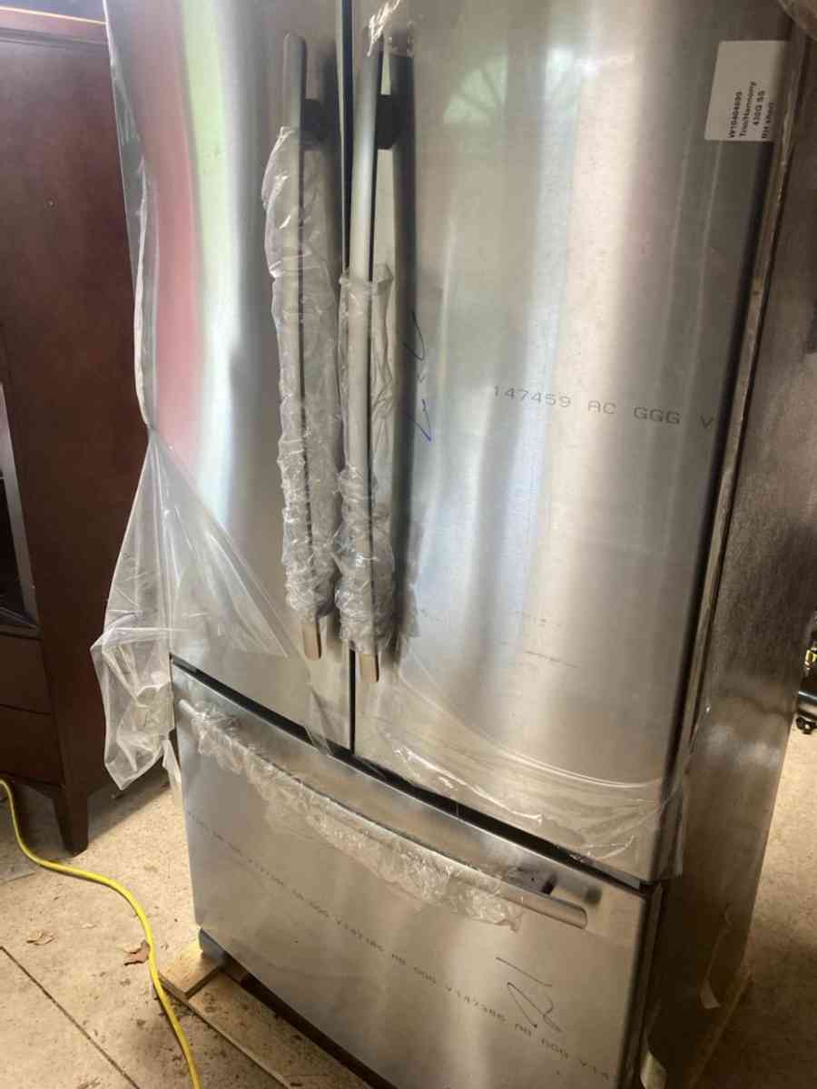 KitchenAid refrigerator with small dent brand new - Berwick, Pennsylvania