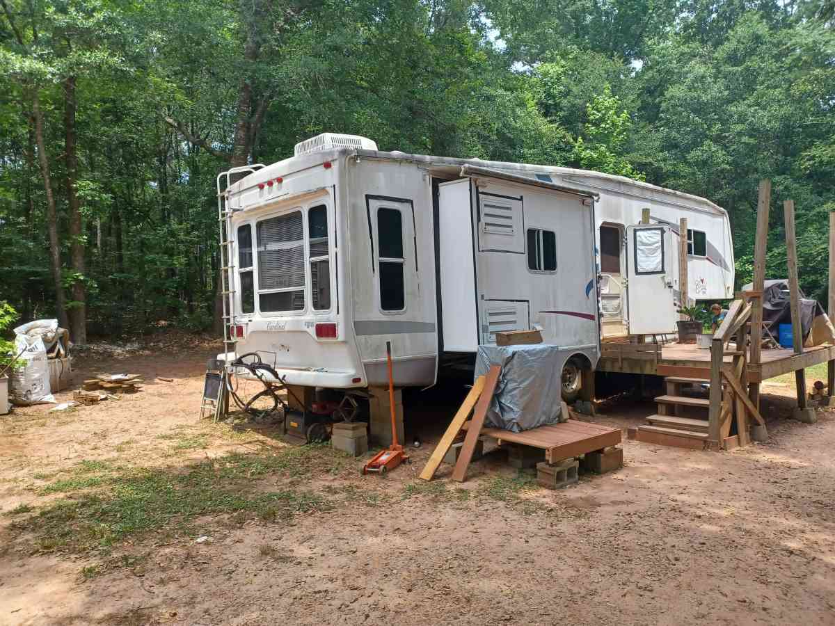 5th wheel camper cardnal forest river - Covington, Georgia - FleaMarketBay