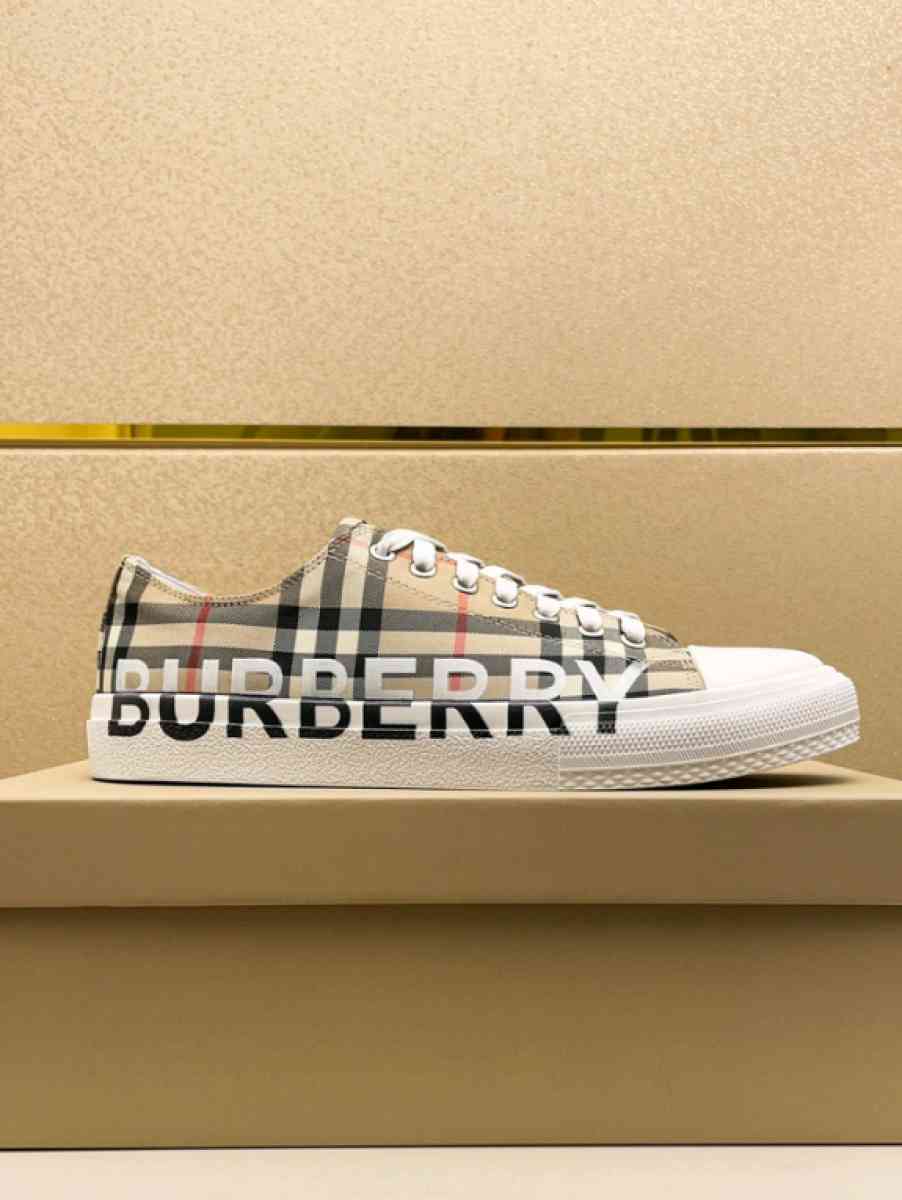 High End Luxury Casual Major Brand Burberry Vintage Sneakers - Detroit, Michigan