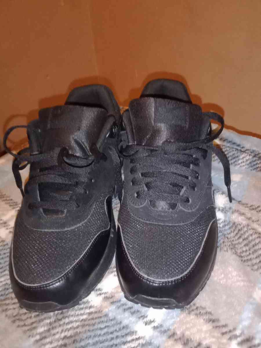 Air max 1 black size 9 half - Detroit, Michigan - FleaMarketBay