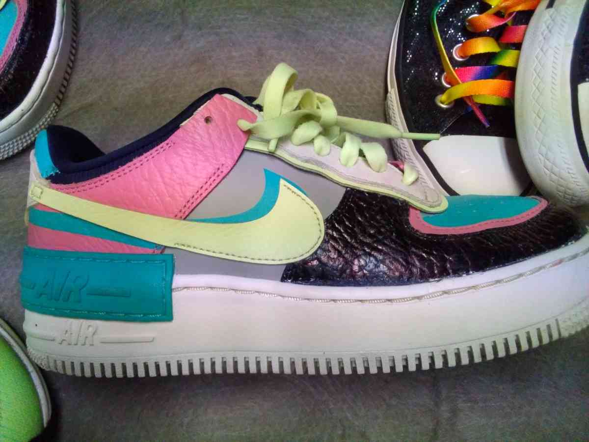 several different size shoes - Alexandria, Kentucky - FleaMarketBay