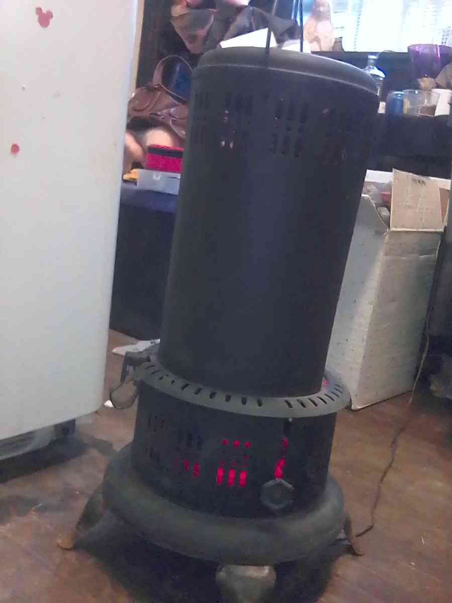 vintage oil heater lamp - Cape Girardeau, Missouri - FleaMarketBay