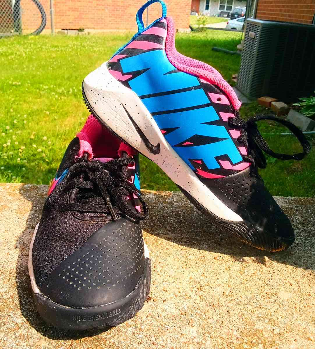 womens Nike Team hustle quick 2 black hot pink running shoes - Belleville, Illinois - FleaMarketBay