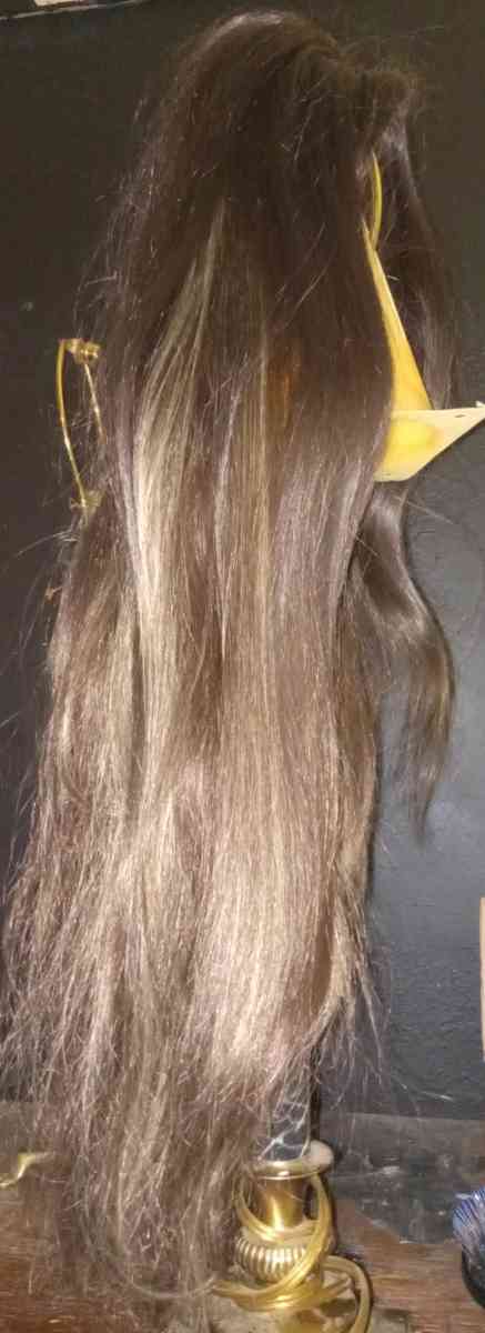 a brown and blonde 26 inches long wig - Muncie, Indiana - FleaMarketBay