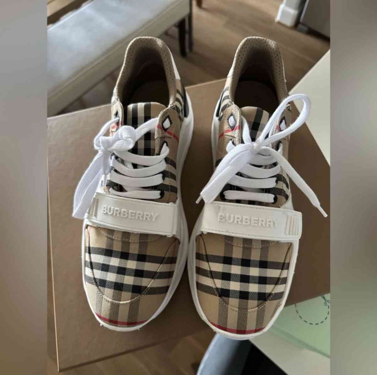 BURBERRY SNEAKS CASHAPP ONLY COME MONEY READY - Las Vegas, Nevada - FleaMarketBay