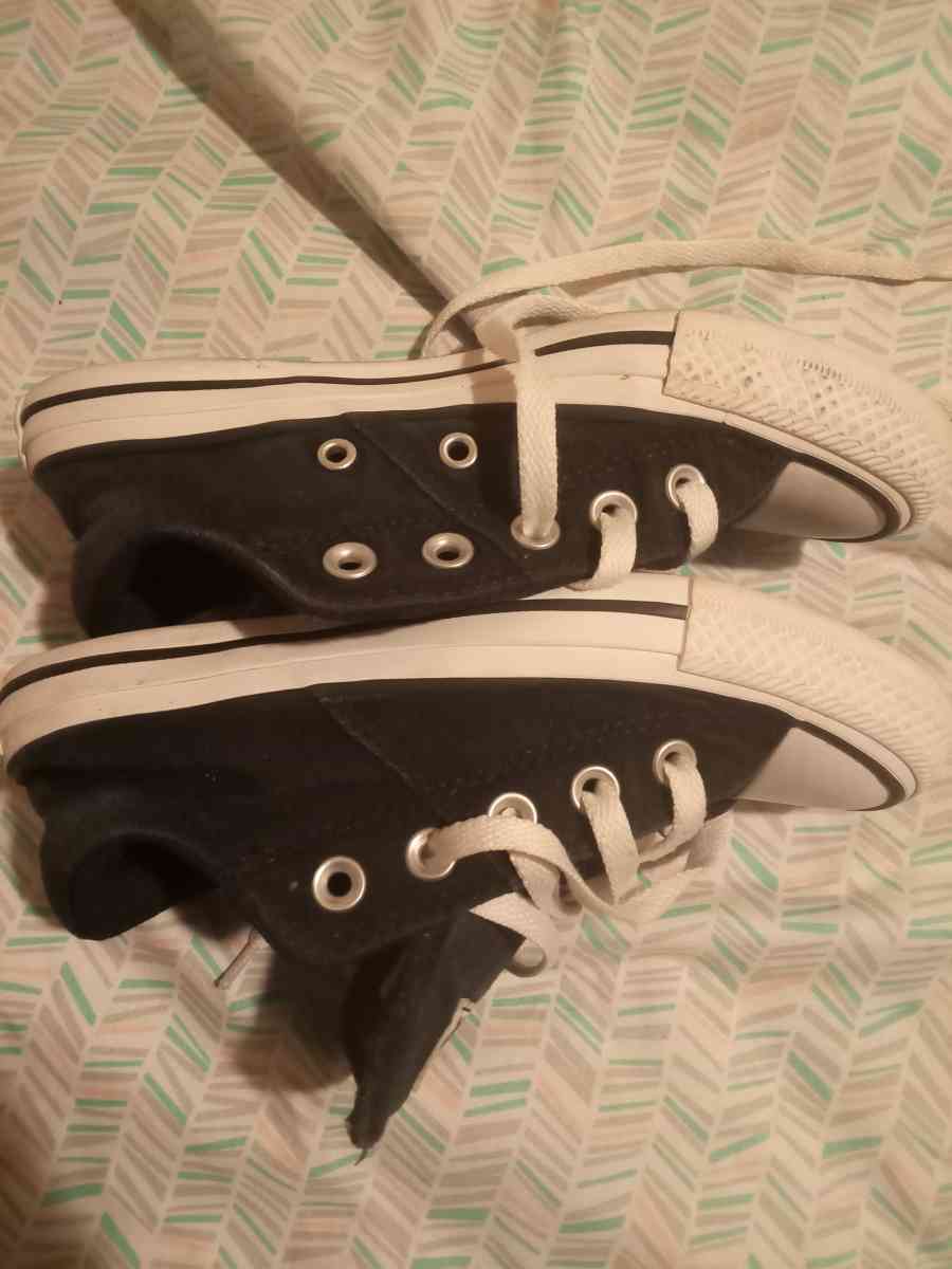 black and white converse - Holyoke, Massachusetts - FleaMarketBay