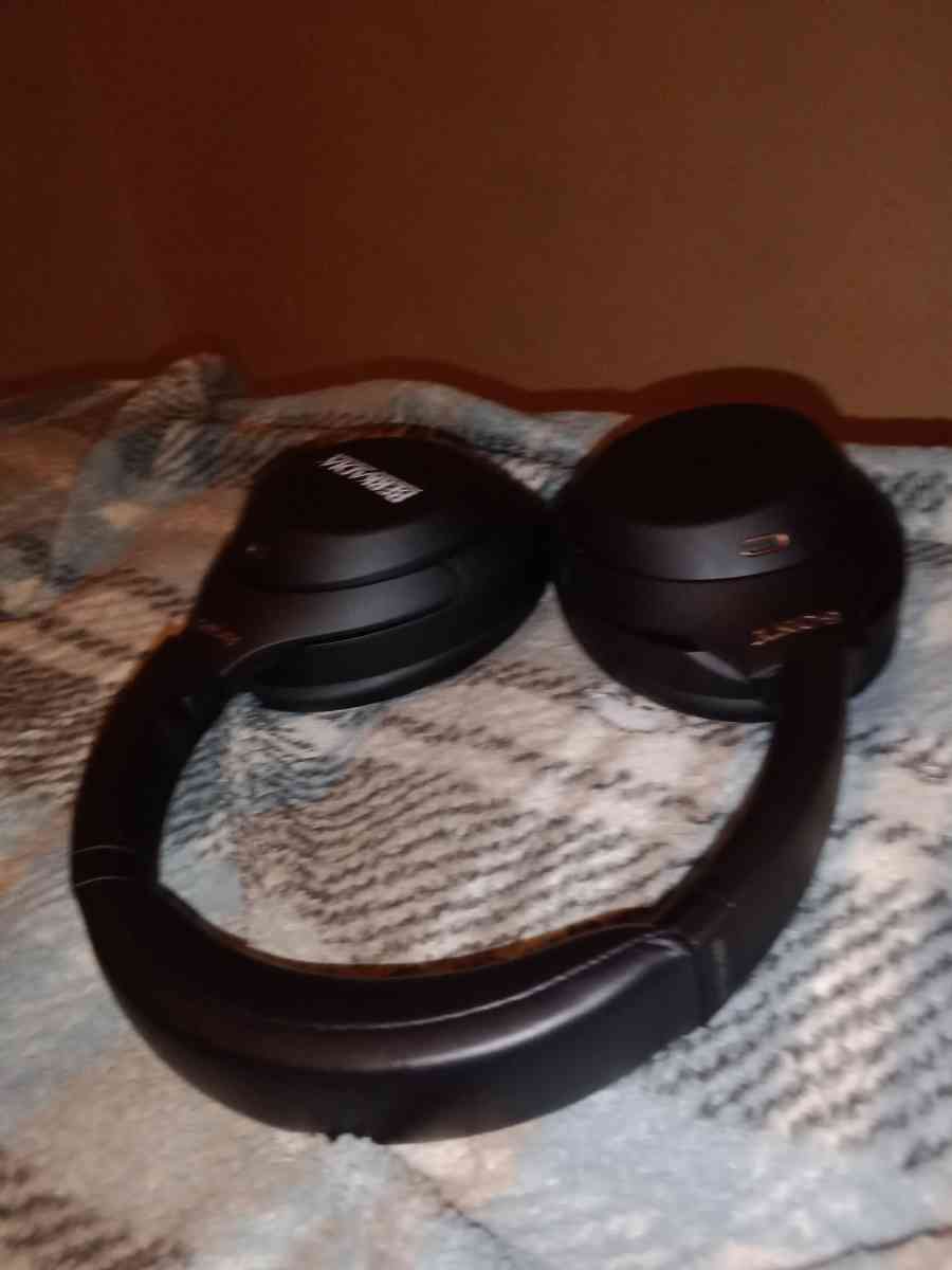 Sony headphones - Detroit, Michigan - FleaMarketBay