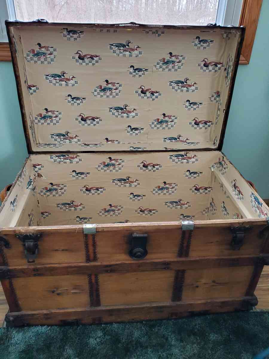 antique trunk with tray - Marion, Ohio - FleaMarketBay