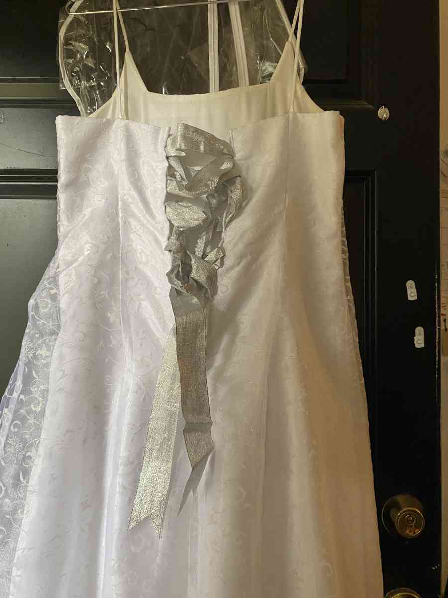 white wedding dress with Silver accents - Roy, Utah - FleaMarketBay