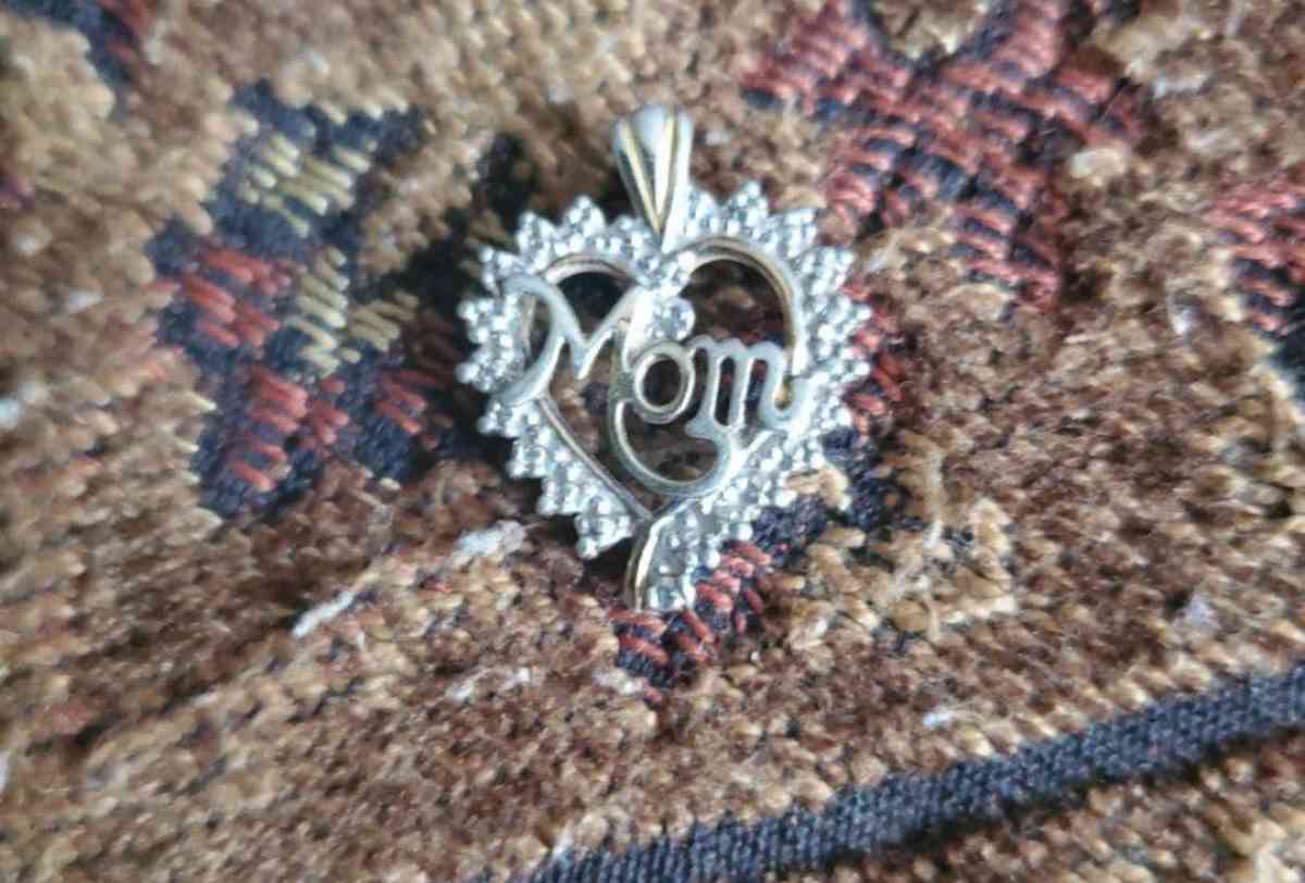 Heart Shaped Mom Necklace Pendant - Cross Hill, South Carolina