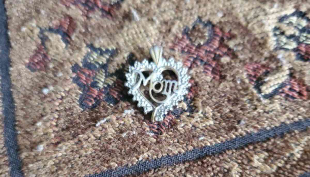 Heart Shaped Mom Necklace Pendant - Cross Hill, South Carolina - FleaMarketBay