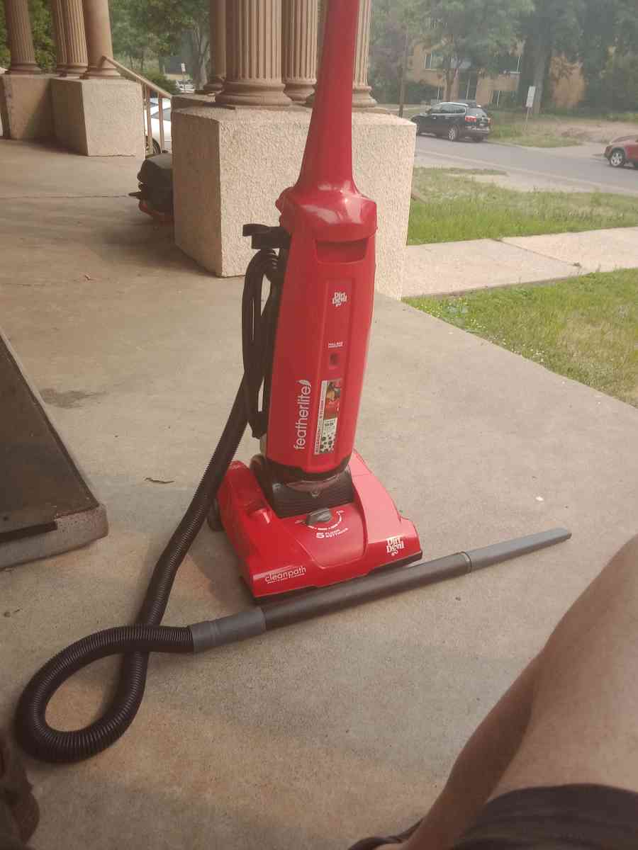 Dirt Devil uprigh clean path vacuum - Minneapolis, Minnesota - FleaMarketBay