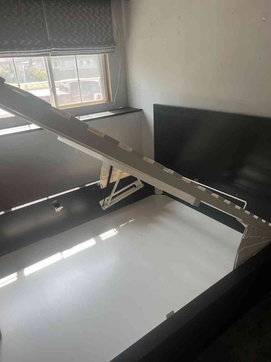 queen bed frame - Tarzana, California - FleaMarketBay