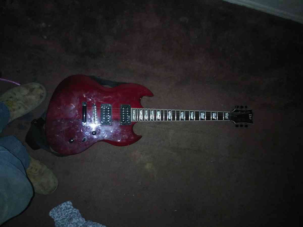 2 guitars - Marion, Arkansas - FleaMarketBay