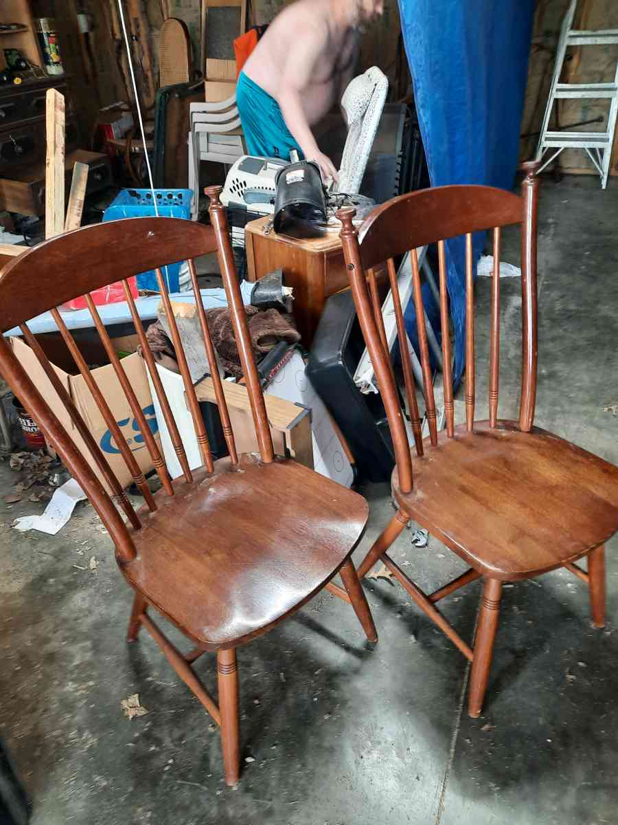 2 kitchen chairs - Magnolia, Illinois
