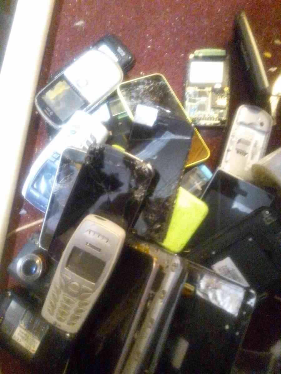 50 broken phones - Carson City, Nevada