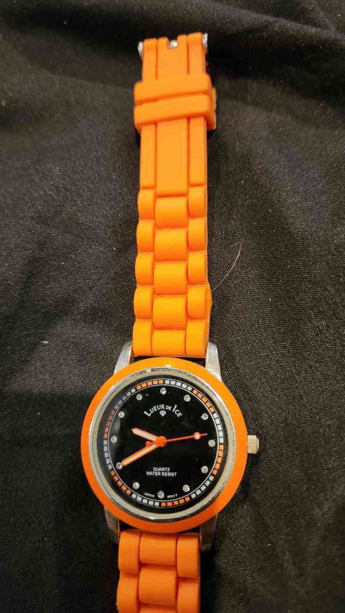 Lueur on Ice Watch - Hawley, Pennsylvania - FleaMarketBay