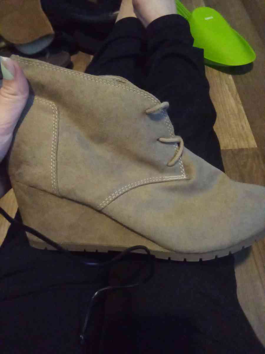 woman boots different sizes - Sparta, Tennessee - FleaMarketBay