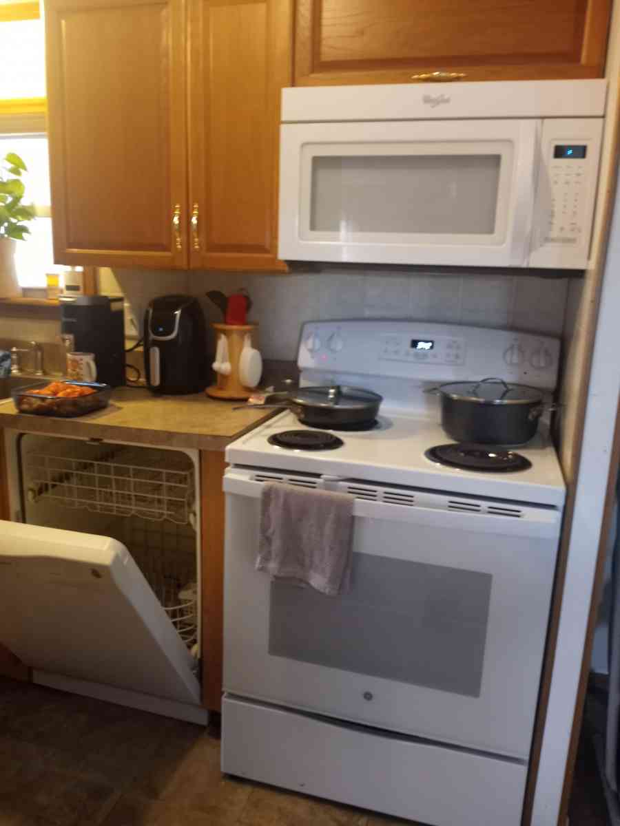 electric stove and microve hotpoint - Luzerne, Pennsylvania - FleaMarketBay