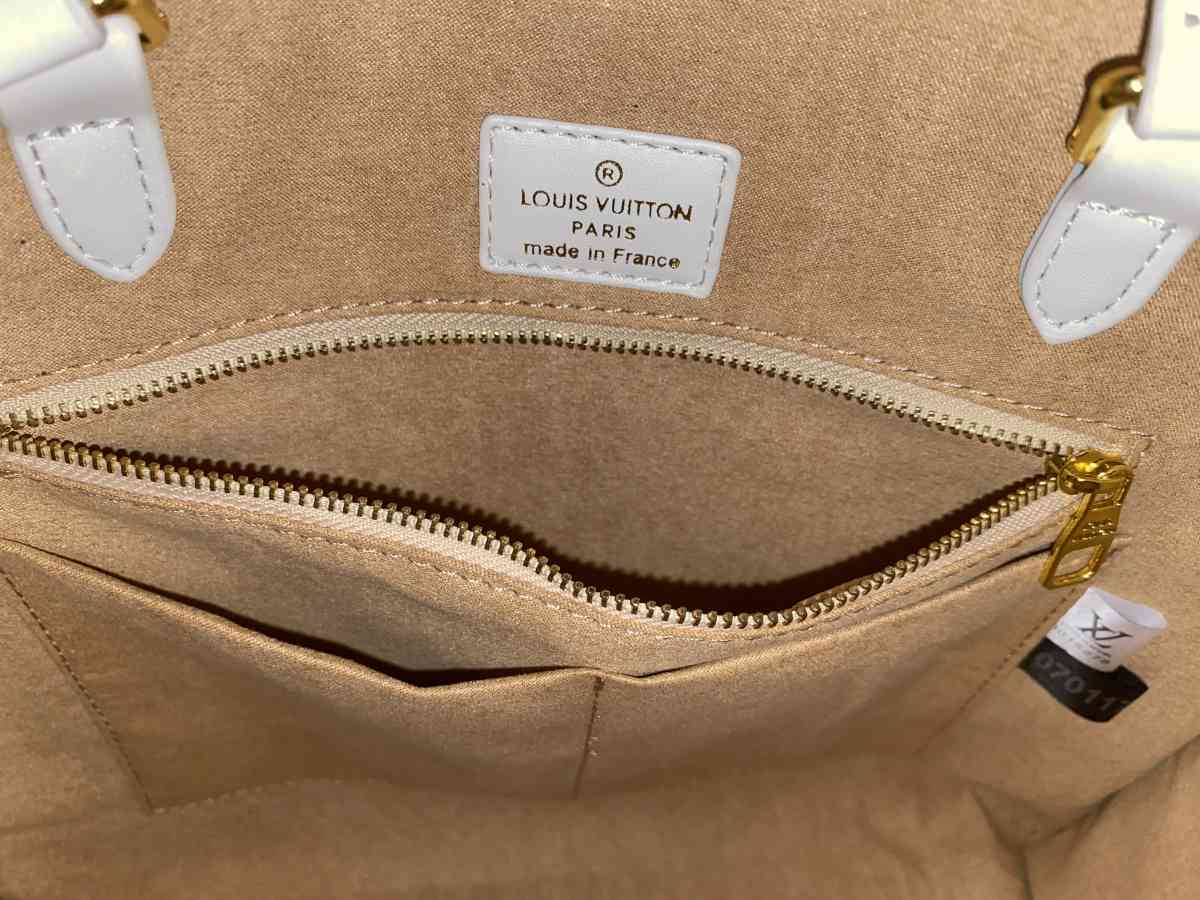 LV Crossbody On The Go - Oak Ridge, Tennessee - FleaMarketBay