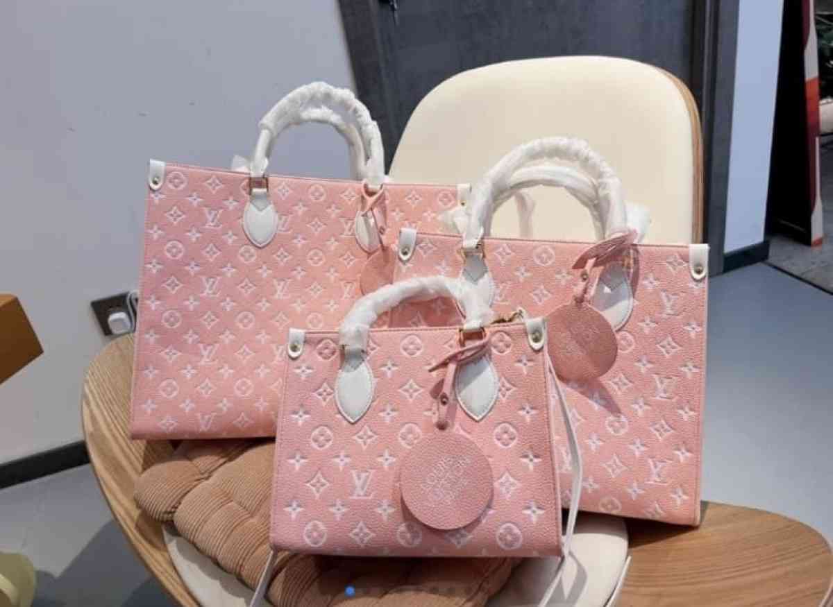 LV Crossbody On The Go - Oak Ridge, Tennessee - FleaMarketBay