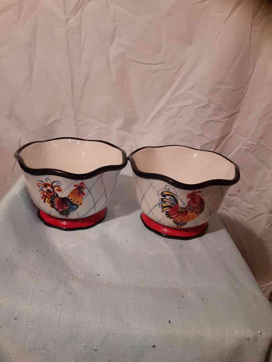 a set of two rooster bowls - Alicia, Arkansas - FleaMarketBay