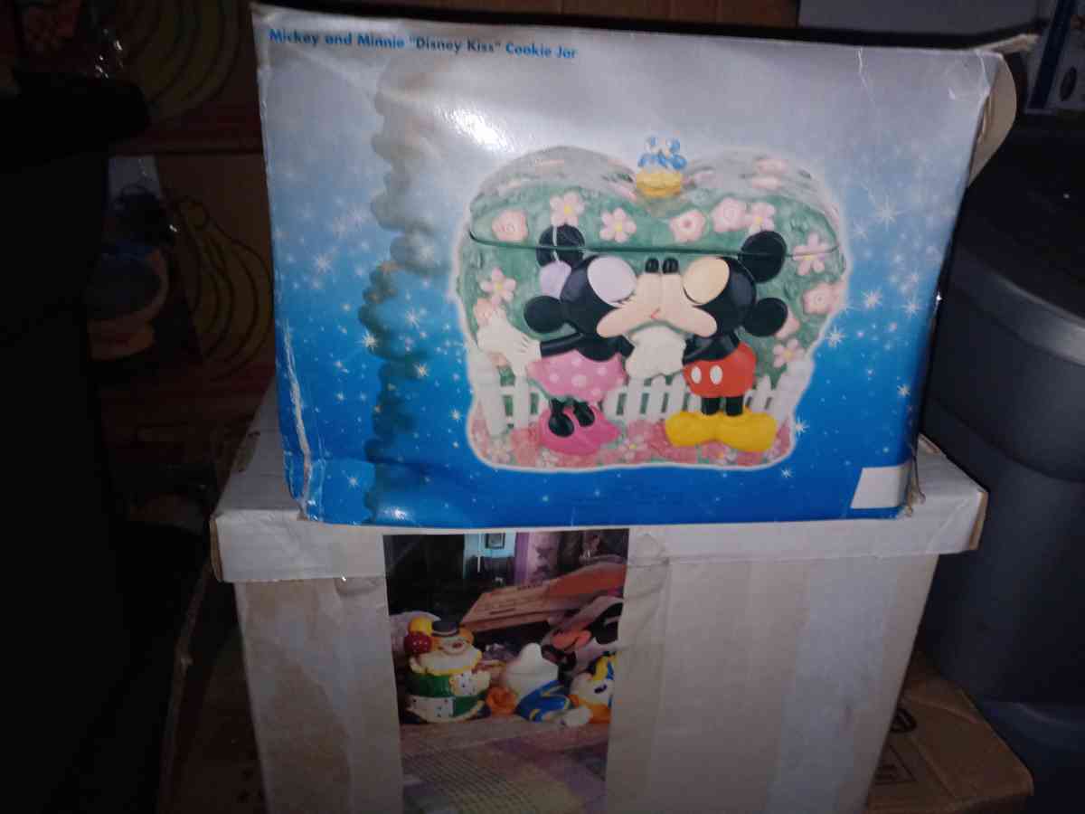 Minnie and Mickey mouse kissing