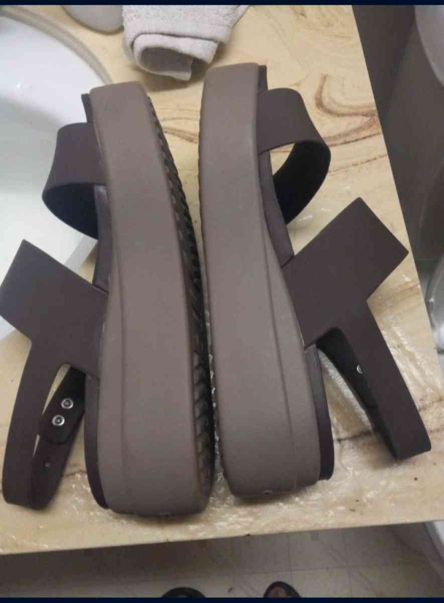 crocs - Fresno, California - FleaMarketBay