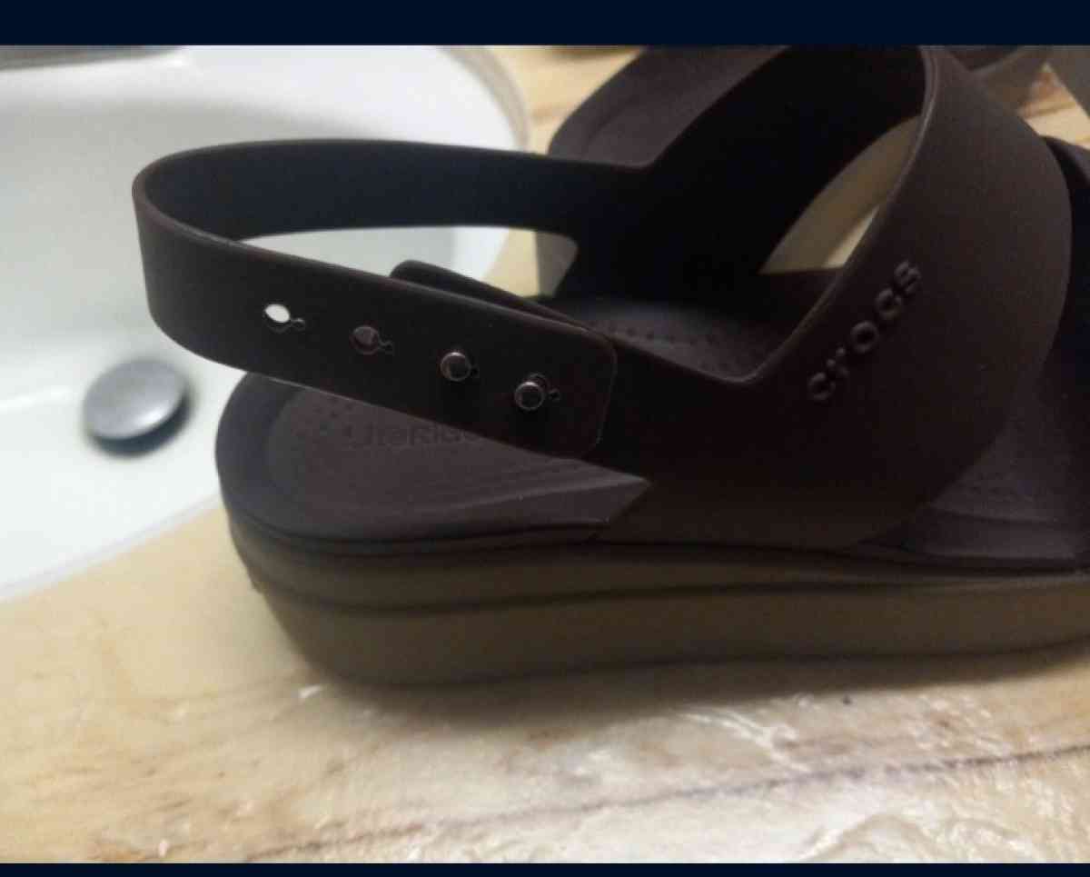 crocs - Fresno, California - FleaMarketBay