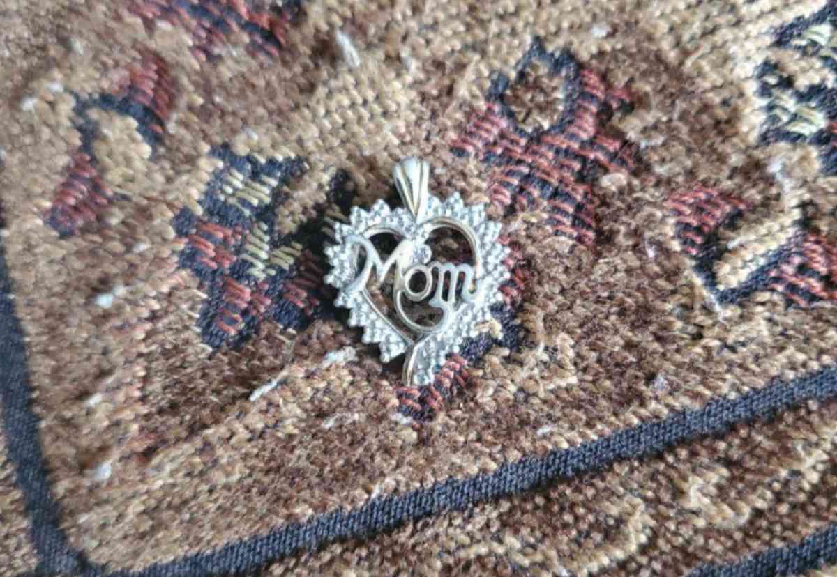 Heart Shaped Mom Necklace Pendant - Cross Hill, South Carolina - FleaMarketBay