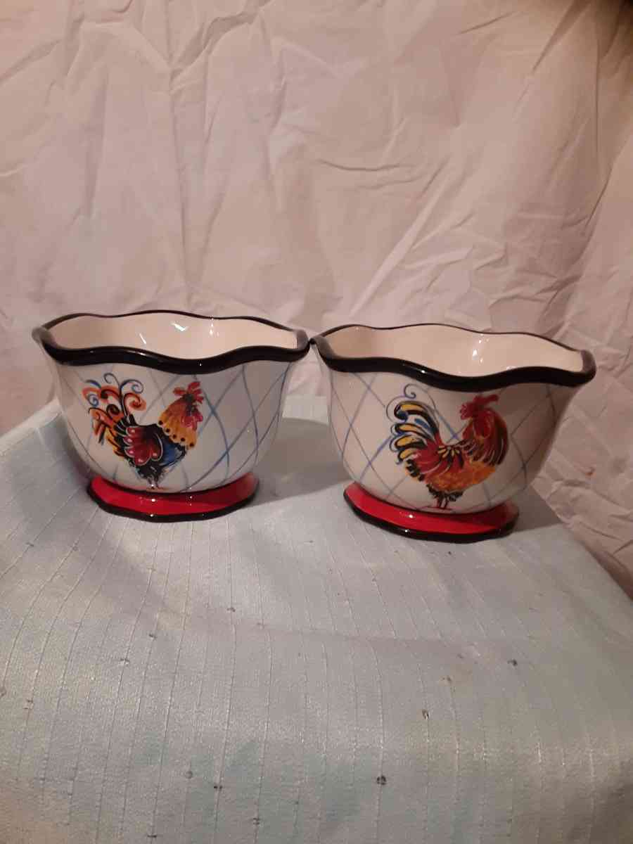 a set of two rooster bowls - Alicia, Arkansas