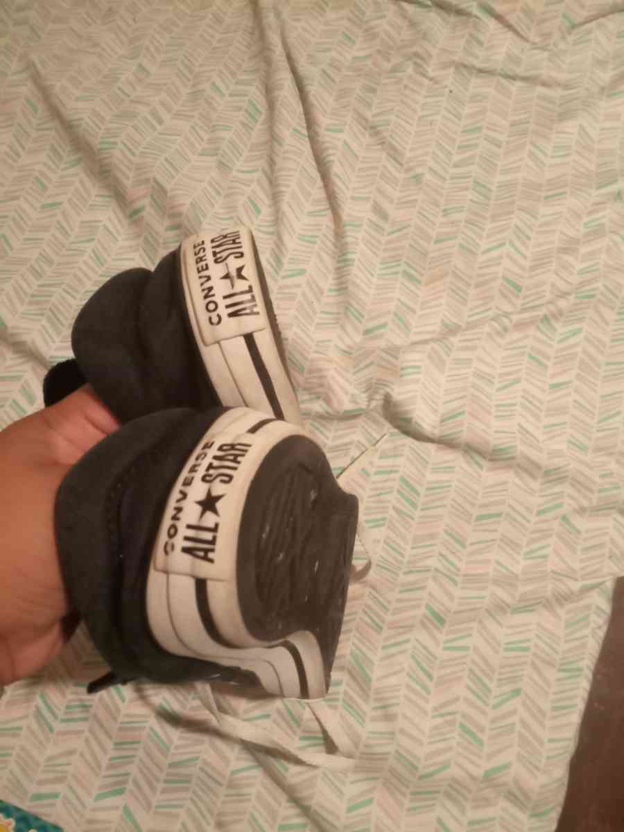 black and white converse - Holyoke, Massachusetts - FleaMarketBay