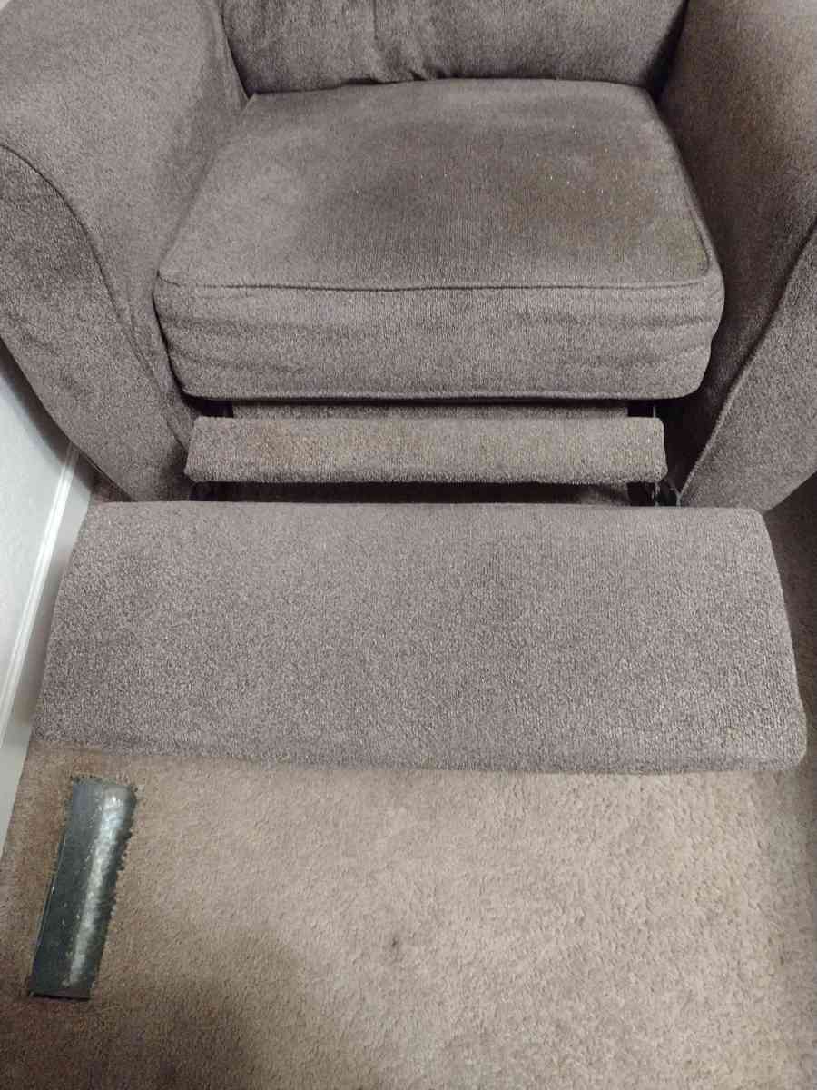recliner chair - Deer Creek, Illinois - FleaMarketBay
