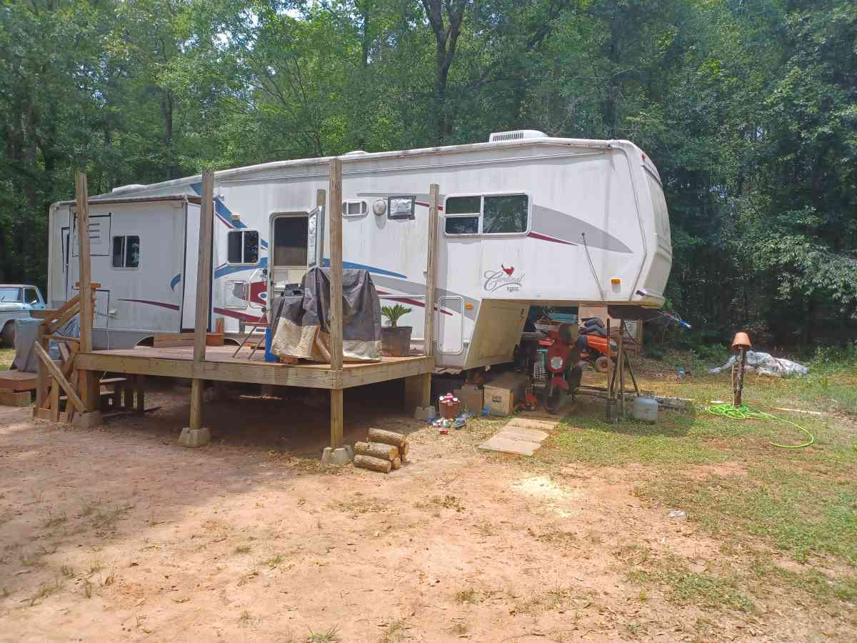 5th wheel camper cardnal forest river - Covington, Georgia - FleaMarketBay