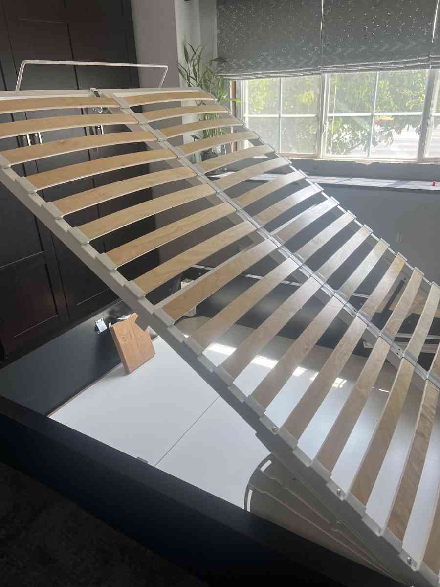 queen bed frame - Tarzana, California - FleaMarketBay