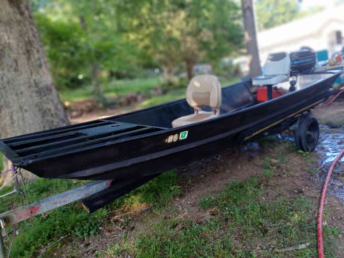flatbottom boat 2 stroke - Heber Springs, Arkansas - FleaMarketBay