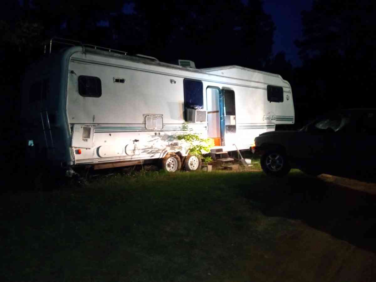 fifth wheel camper everything works on it one slide out - Arp, Texas