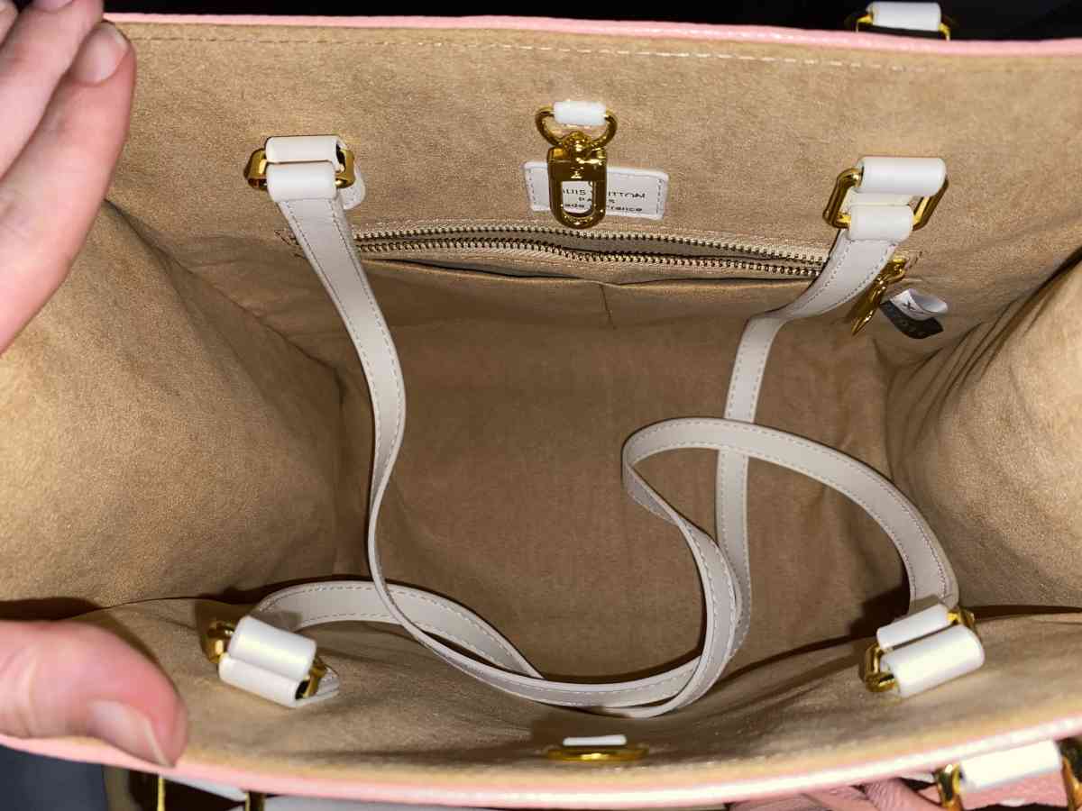 LV Crossbody On The Go - Oak Ridge, Tennessee - FleaMarketBay