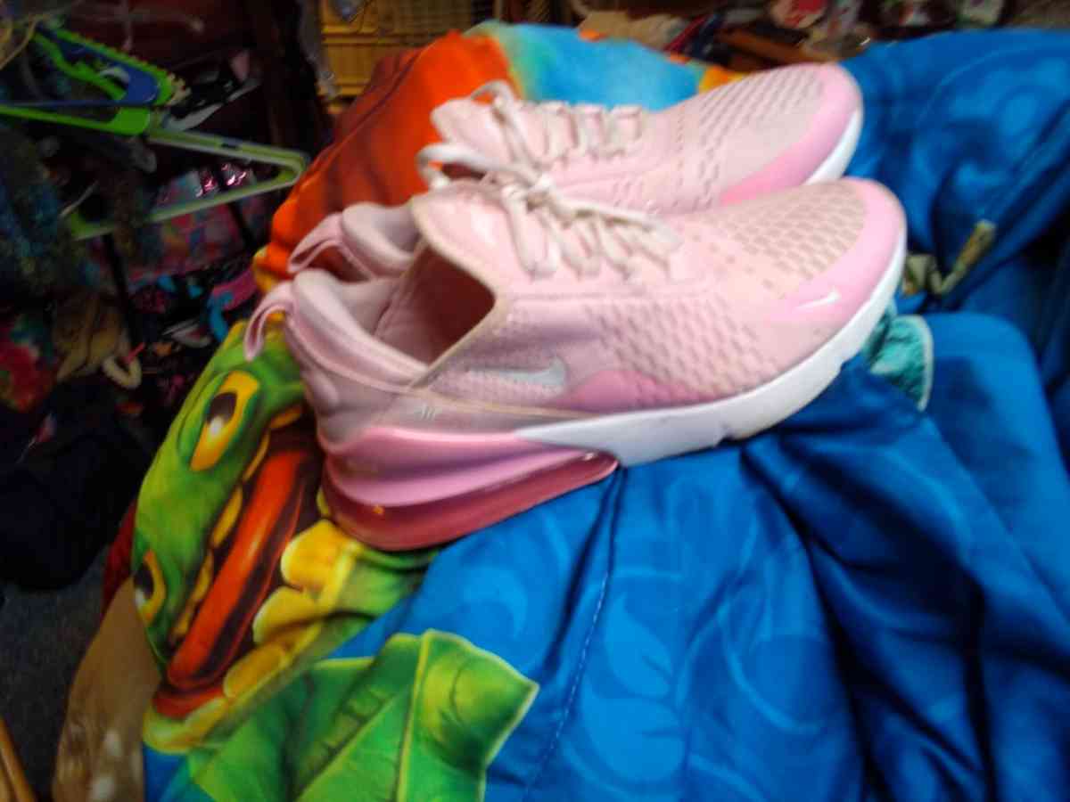 several different size shoes - Alexandria, Kentucky - FleaMarketBay