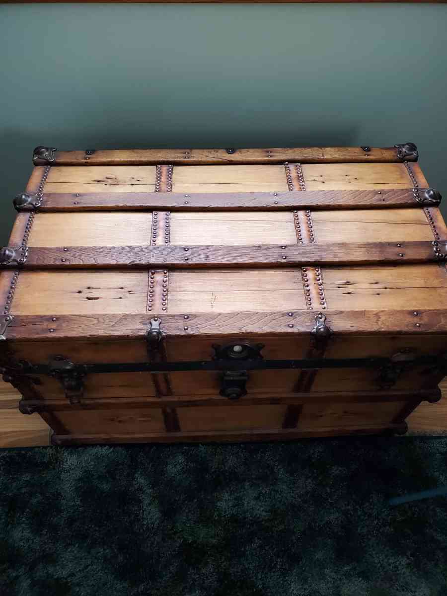 antique trunk with tray - Marion, Ohio