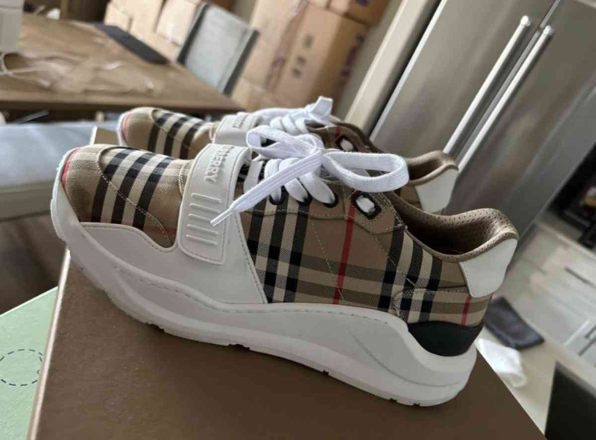 BURBERRY SNEAKS CASHAPP ONLY COME MONEY READY - Las Vegas, Nevada - FleaMarketBay