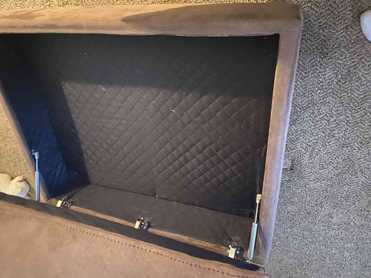 ottoman purchased from rc Willey - Roy, Utah - FleaMarketBay