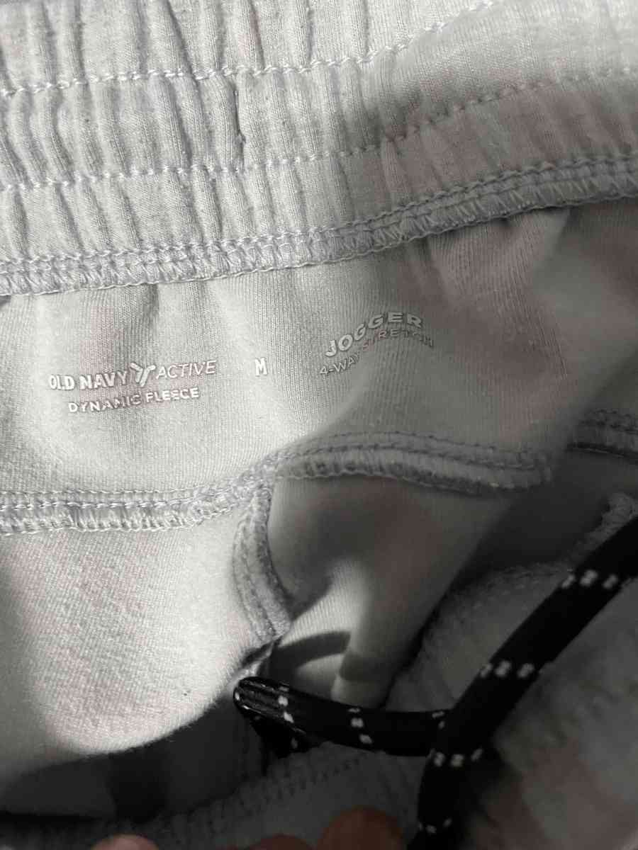 old navy black and white pants medium size - Summit Argo, Illinois - FleaMarketBay